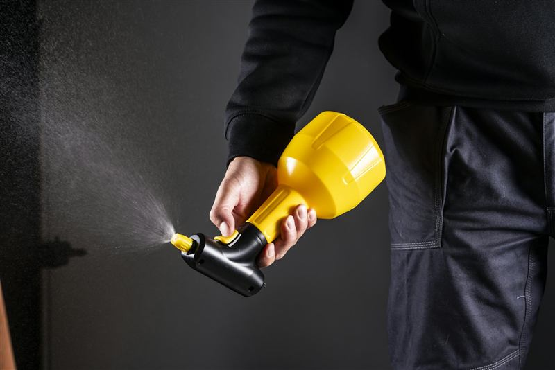 Operatore con nebulizzatore per disinfestazione